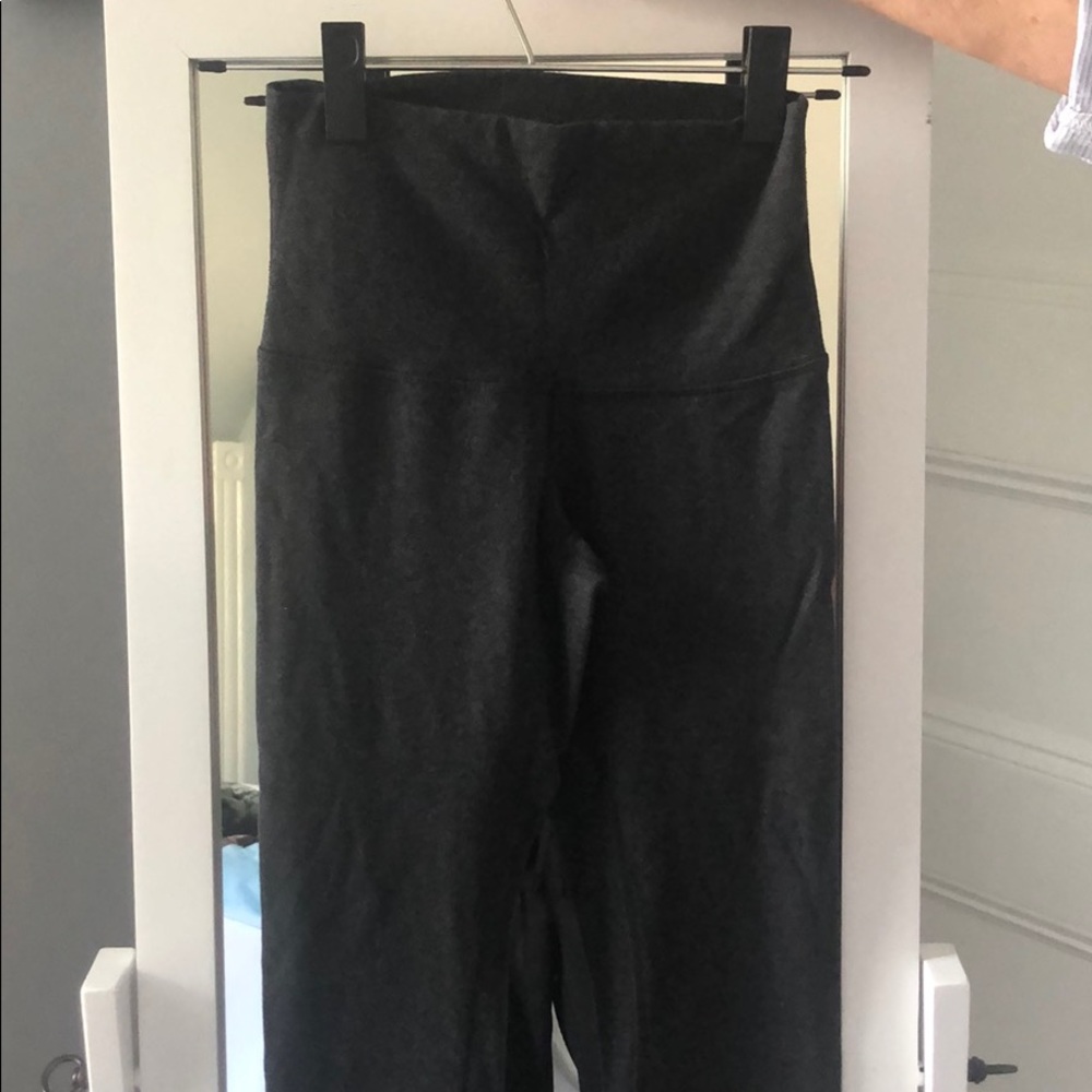 Charcoal gray lululemon wunder unders size 4